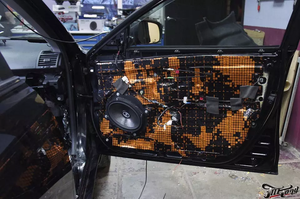 Toyota Camry. Замена акустической системы с изготовлением стелса в крыло по сабвуфер.